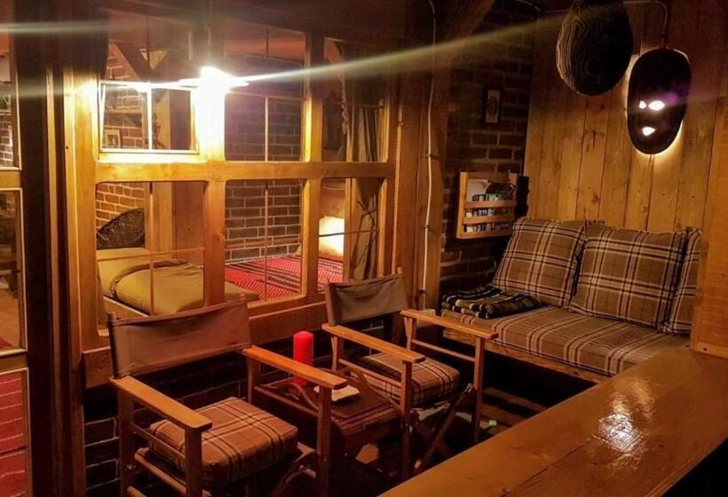 کلبه ییلاقی, Base For Adventurers   Urban Guerrilla