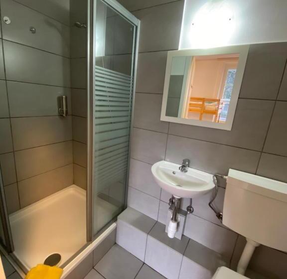 اتاق استاندارد چهارنفره با بالکن, Interlaken Marco Hostel