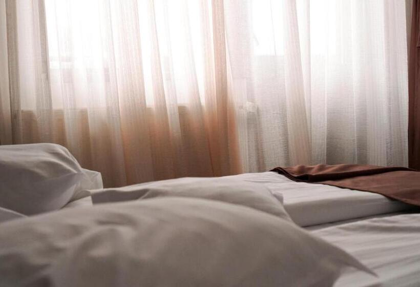 جناح مزوَّد بشرفة, Pensiunea Noni