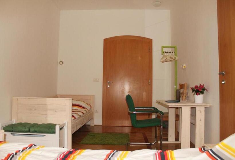 اتاق راحتی سه تخته, Anna House