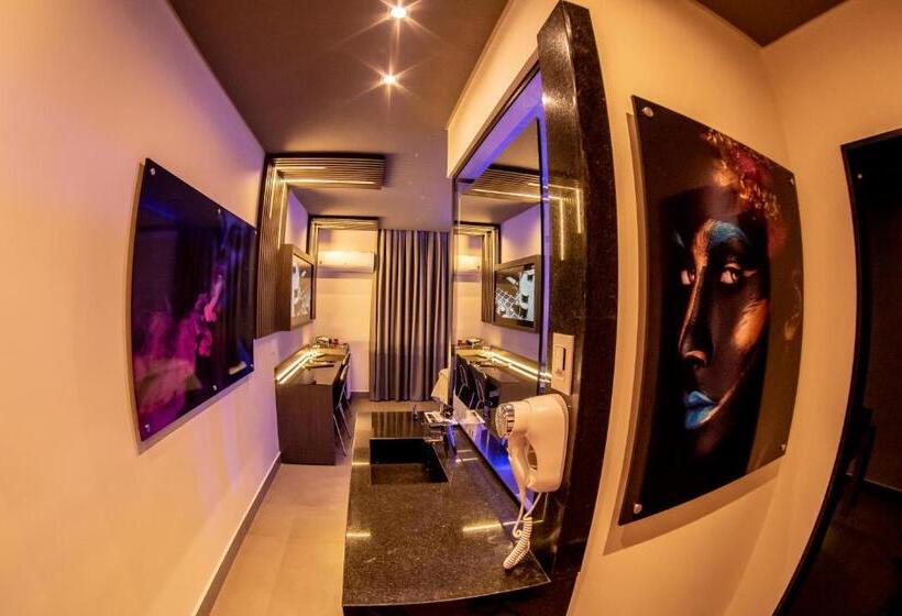 اتاق لوکس با وان آب گرم, Motel Belle