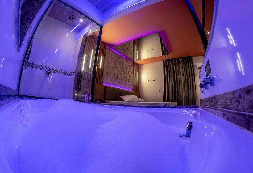 اتاق لوکس با وان آب گرم, Motel Belle