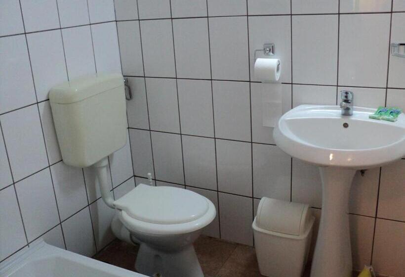四人标准间, Randevú Panzió