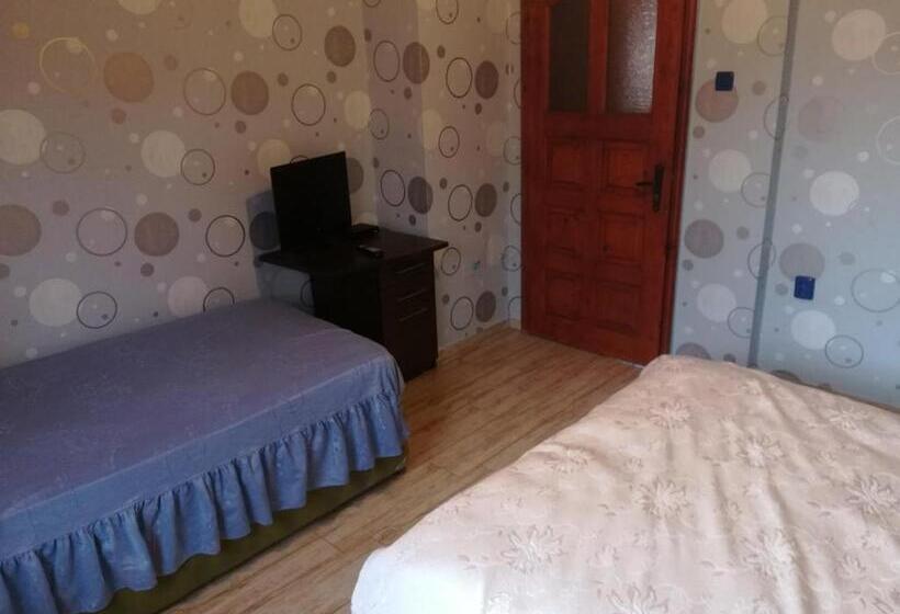 Orta Banyolu Üç Kişilik Standart Oda, At Chorbadzhiykata