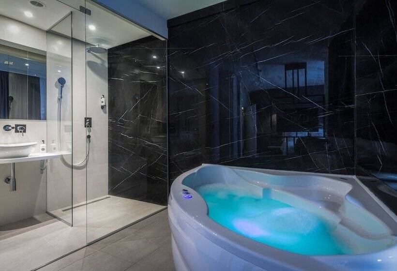 اتاق لوکس با وان آب گرم, Level Luxury Suites