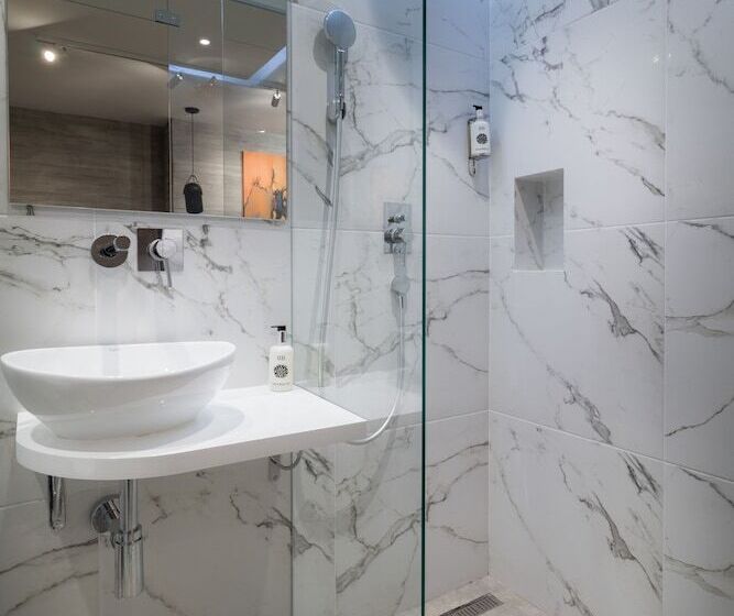 اتاق لوکس با وان آب گرم, Level Luxury Suites