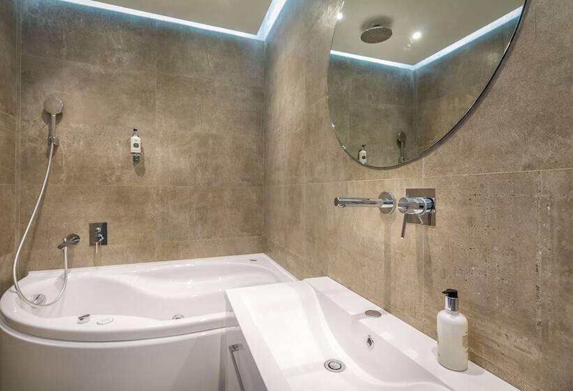 سوئیت جونیور با ماساژ آبی, Level Luxury Suites