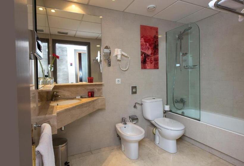 Номер Deluxe, Leonardo Hotel Barcelona Las Ramblas
