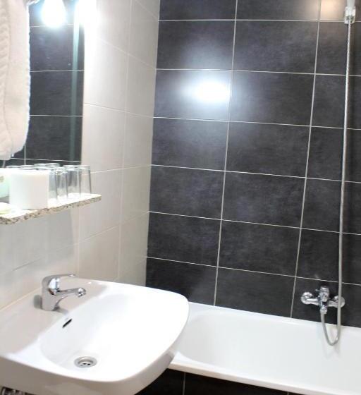 اتاق خانوادگی, Hostal Madrid