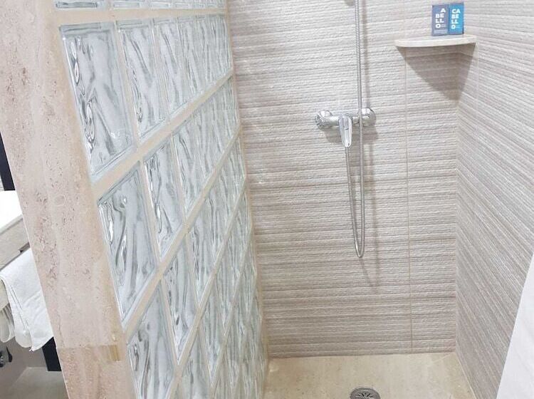 スタンダードトリプルルーム, Hostal Malaga