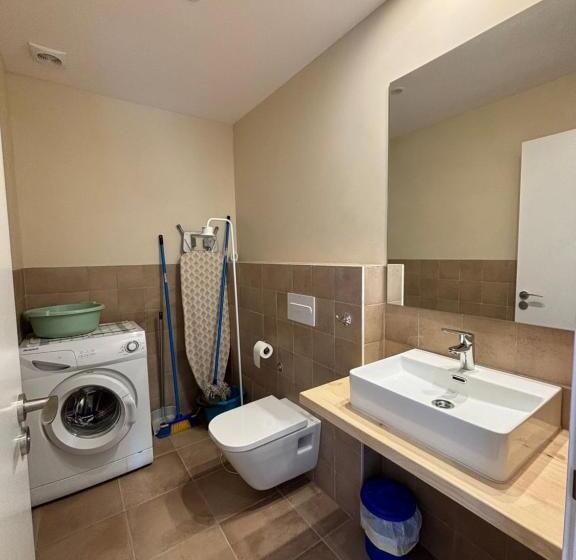 Casa 3 Camere da Letto, Hostal Rom Familiar