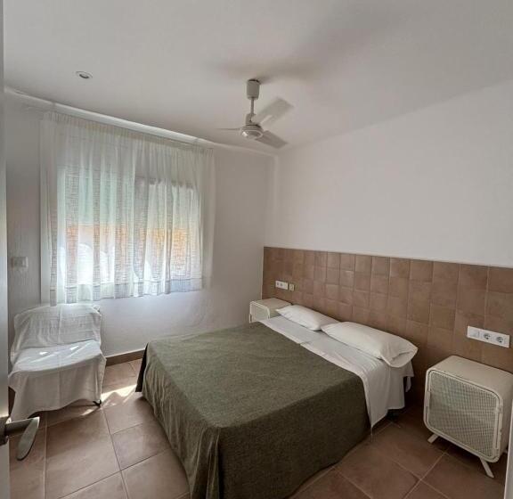 ３ベッドルームハウス, Hostal Rom Familiar