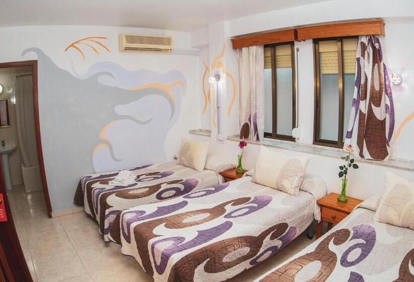 标准三人间, Hostal La Rosa