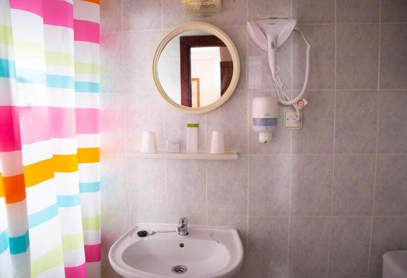 标准三人间, Hostal La Rosa