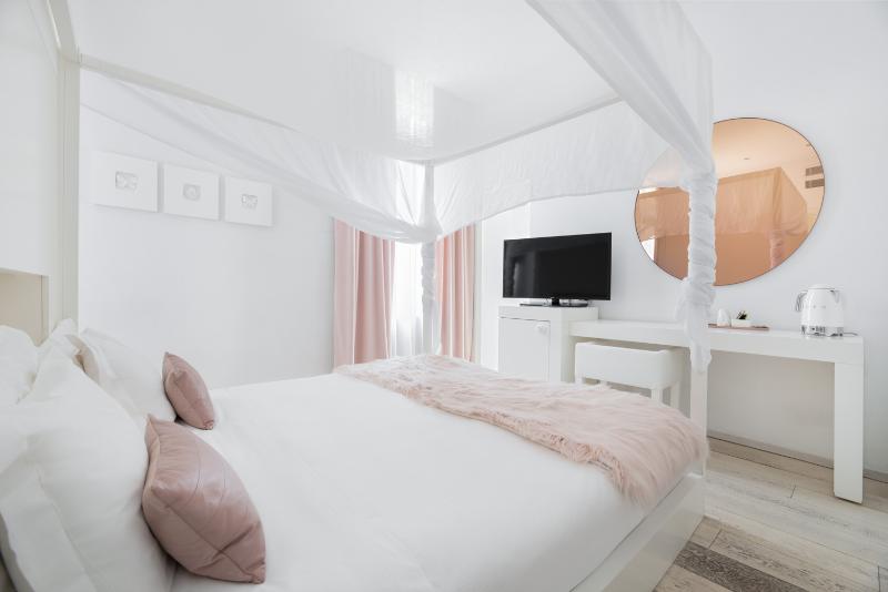 Семейный Номер, Mission Beach Resort