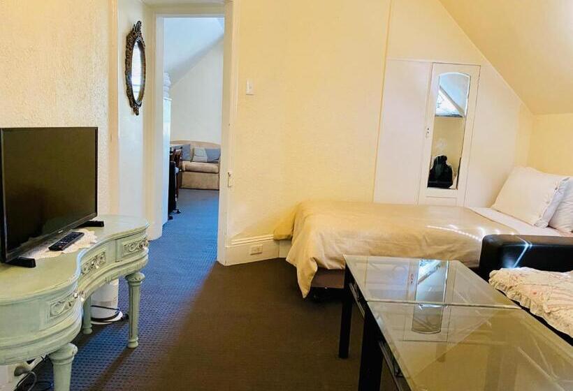 家庭间, The Mews Motel
