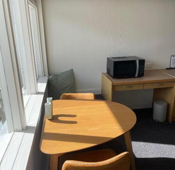 스위트, Harbour View Motel