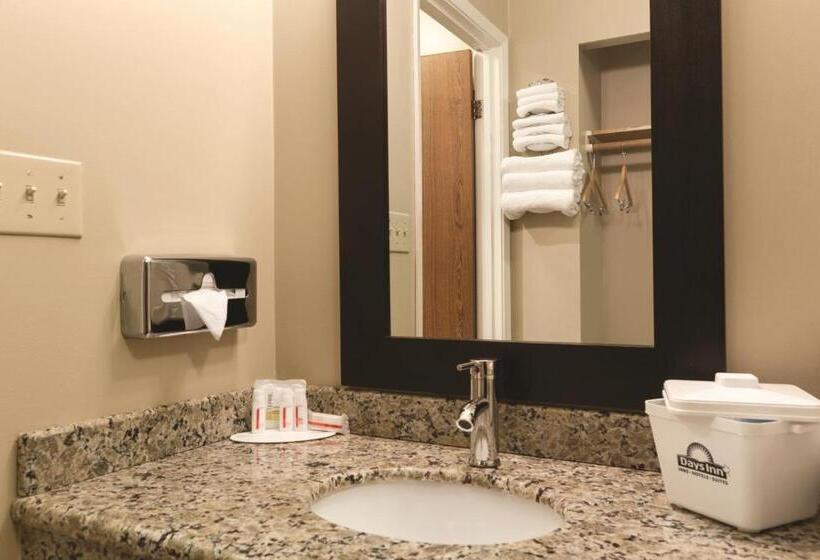 חדר סטנדרט עם מיטת קינג, Days Inn By Wyndham Nanaimo