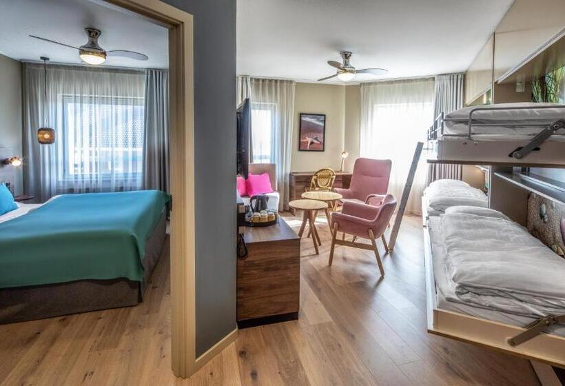 Полулюкс, Quality Hotel The Reef