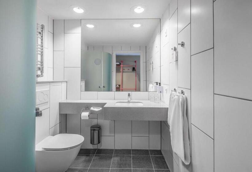 Полулюкс, Quality Hotel The Reef