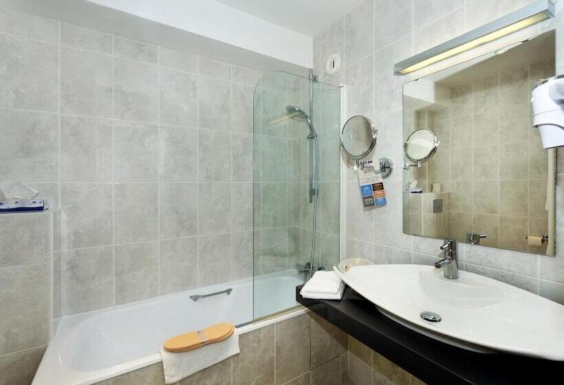 Номер Стандарт Трехместный, Kyriad Saumur Hyper Centre Hôtel Appartements Et Spa Soins Sothys Paris
