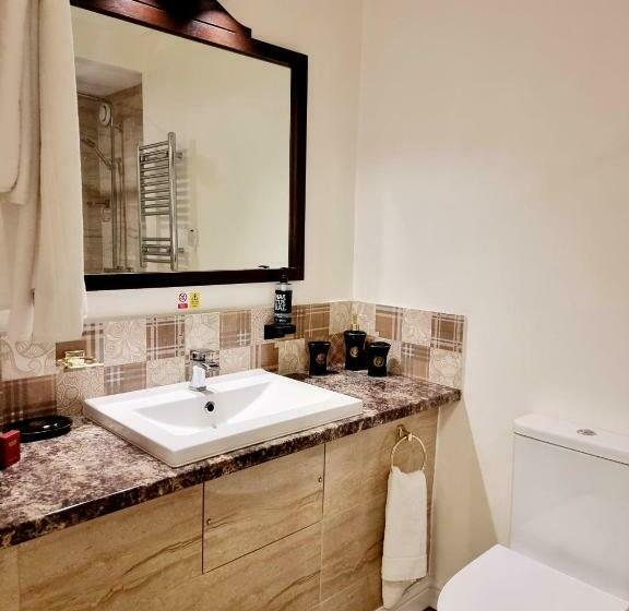 سوییت جونیور, Muthu Belstead Brook