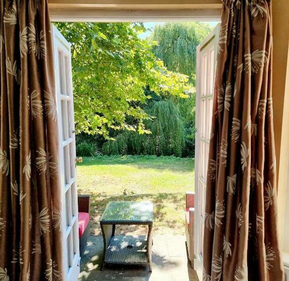 سوییت جونیور, Muthu Belstead Brook