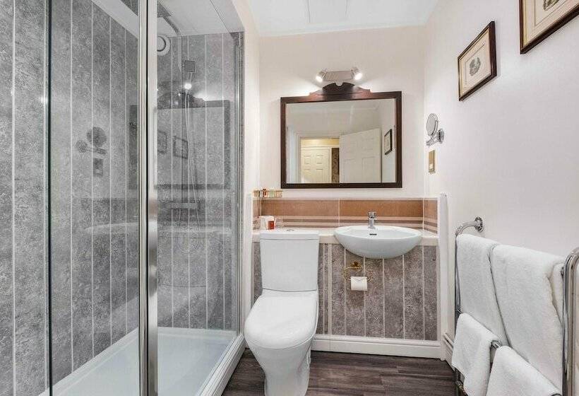 اتاق کلاب, Muthu Belstead Brook