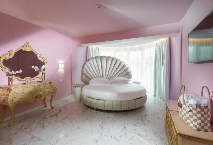 Romantic Room, Aqa Palace