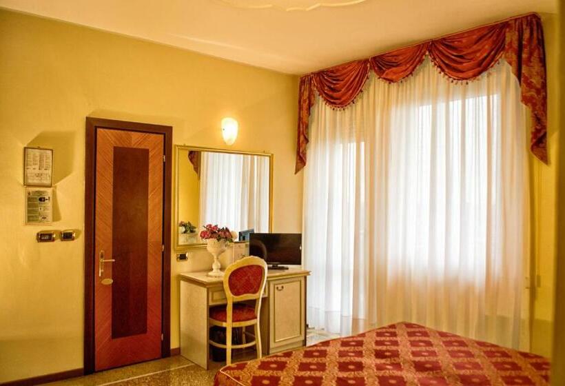 Eenvoudige Kamer, Internazionale Terme