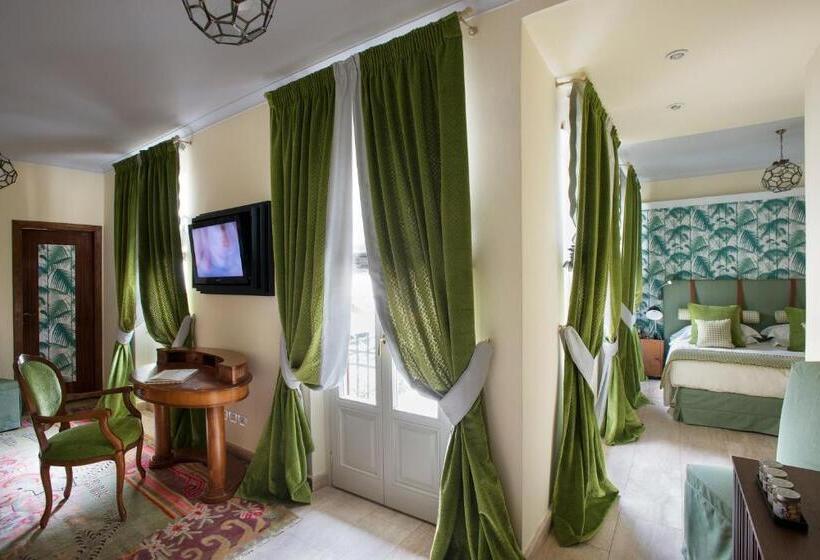 سوییت جونیور, Augustus Hotel & Resort