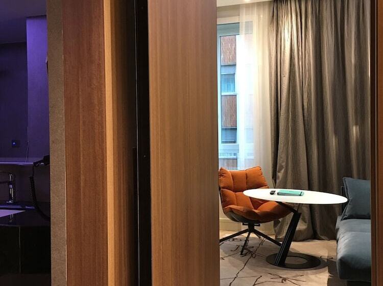 اتاق لوکس, Cavour