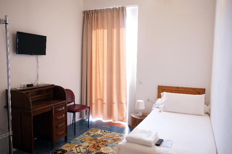Habitación Triple Estándar, Colonna Palace