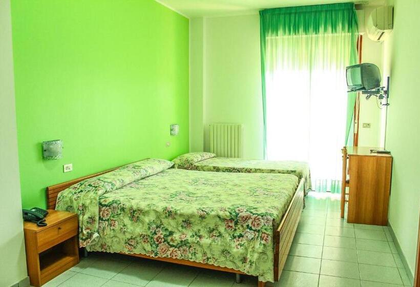 اتاق استاندارد سه نفره, Holiday