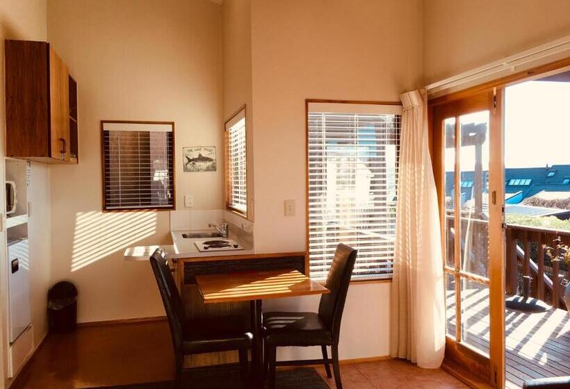 스탠다드 스튜디오, Cascades Lakefront Motel
