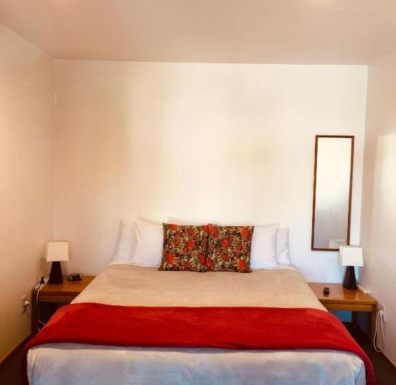 이코노미 패밀리 스위트, Cascades Lakefront Motel