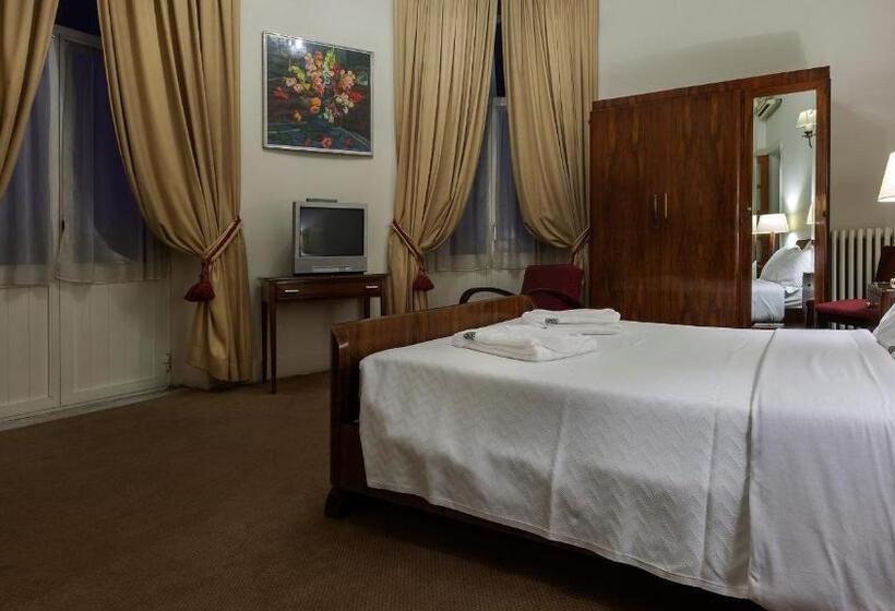 اتاق رمانتیک, Astoria