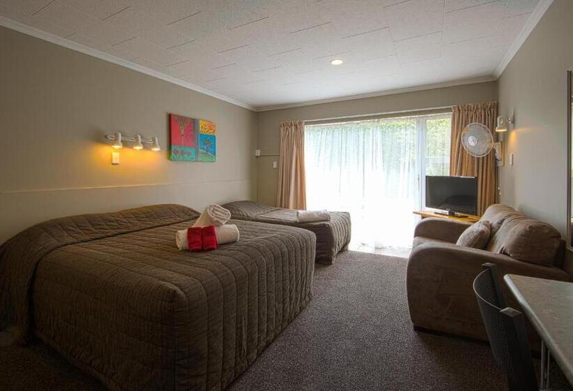 스탠다드 스튜디오, Manuka Crescent Motel