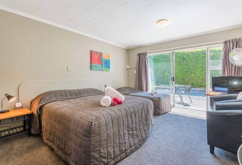 스탠다드 스튜디오, Manuka Crescent Motel