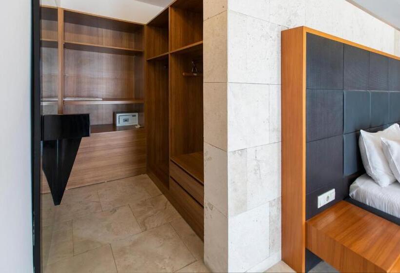 Penthouse Suite, Magna Manastir