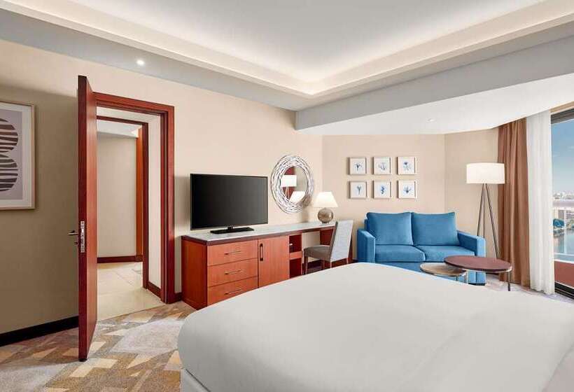 اتاق خانوادگی تودرتو, Ramses Hilton