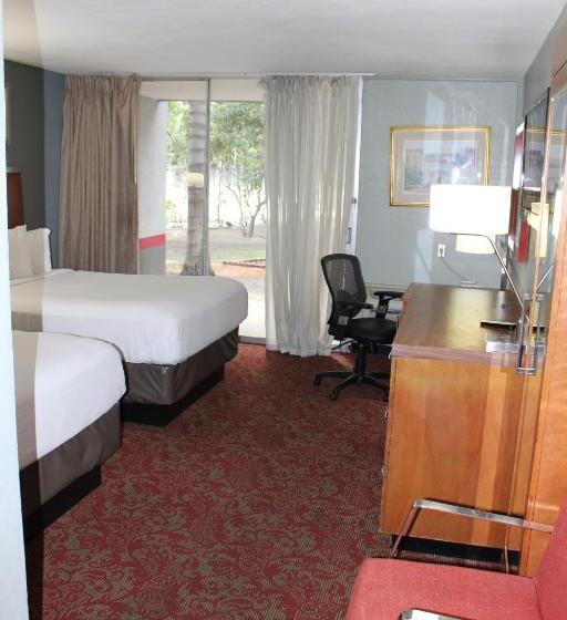 חדר סטנדרט נוף לבריכה, Clarion Hotel Bakersfield North