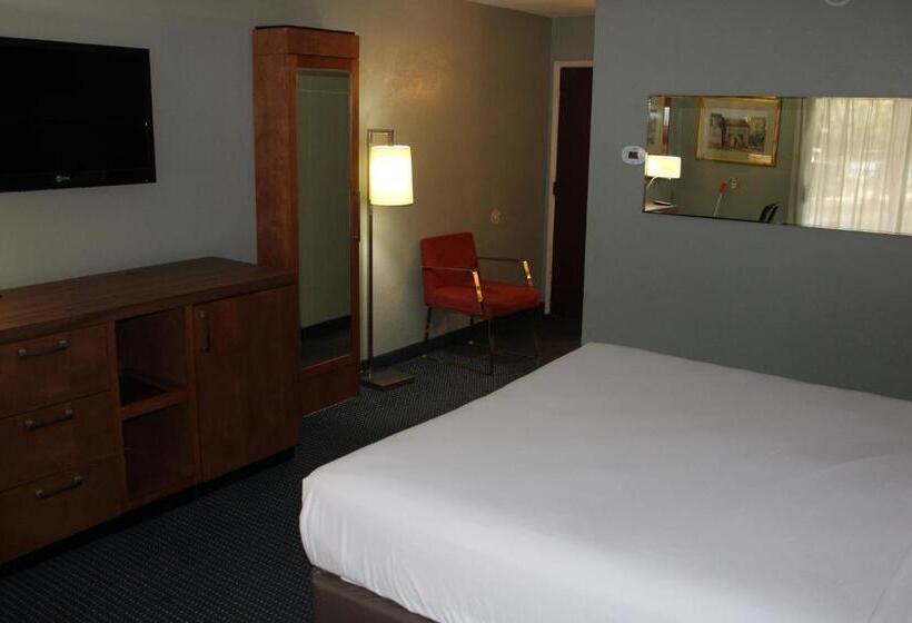 חדר סטנדרט עם מיטת קינג, Clarion Hotel Bakersfield North