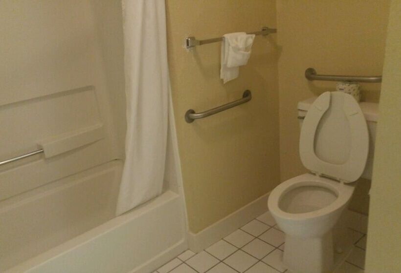 带2个双人床的标准工作室, Quality Inn & Suites