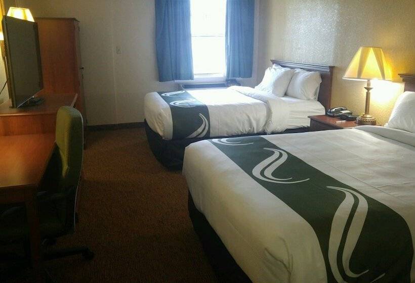 带2个双人床的标准工作室, Quality Inn & Suites