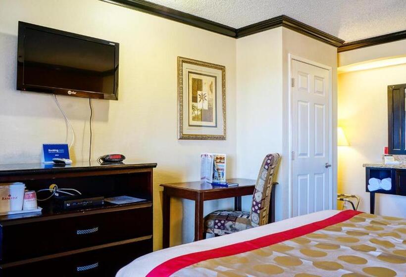 اتاق استاندارد با تخت بزرگ, Ramada By Wyndham Ontario