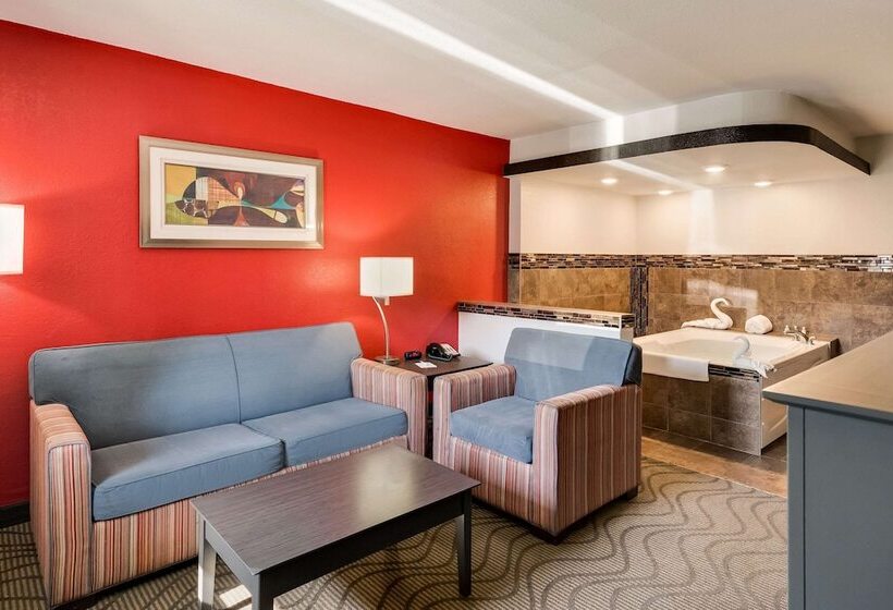 Люкс с гидромассажем, Clarion Inn & Suites Russellville I40