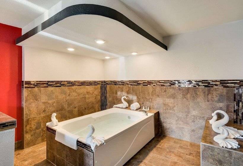 Люкс с гидромассажем, Clarion Inn & Suites Russellville I40