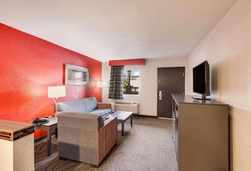 Люкс с гидромассажем, Clarion Inn & Suites Russellville I40