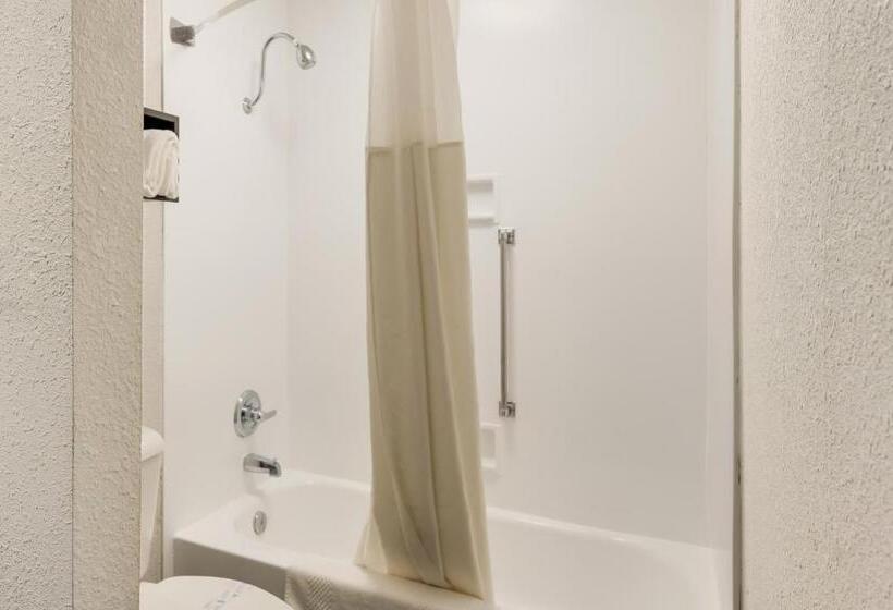 Люкс Кровать Кинг, Clarion Inn & Suites Russellville I40